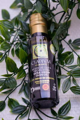 Intens fruktig olivenolje av grønne oliven med balansert smak av eple, ferskt gress, tomat, grønne mandler, aromatiske urter og banan