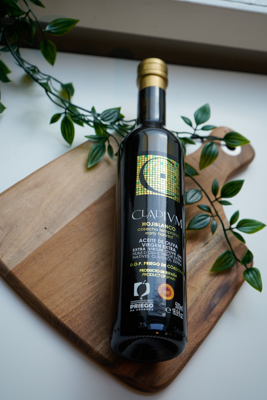 Intens fruktig olivenolje av grønne oliven med balansert smak av eple, ferskt gress, tomat, grønne mandler, aromatiske urter og banan.